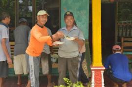 Makan siang mengunakan swadaya dari masyarakat 