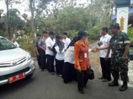 THEK-THEK MENYAMBUT KEDATANGAN TIM PENILAI LOMBA PENGAGUNGAN TINGKAT KECAMATAN