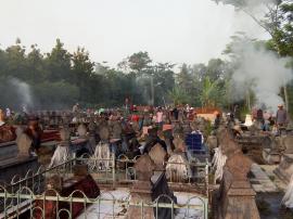 MENYAMBUT RAMADHAN WARGA KERJA BAKTI MASAL DI TEMPAT PEMAKAMAN UMUM NGUNUT