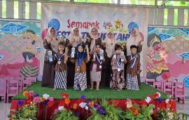 Penuh Haru dan Ceria, KB Anak Bangsa Ngunut Sukses Gelar Pesta Tutup Tahun dan Wisuda 7 Siswa